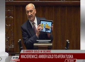 Antoni-Macierewicz-oskarza-z-iPadem