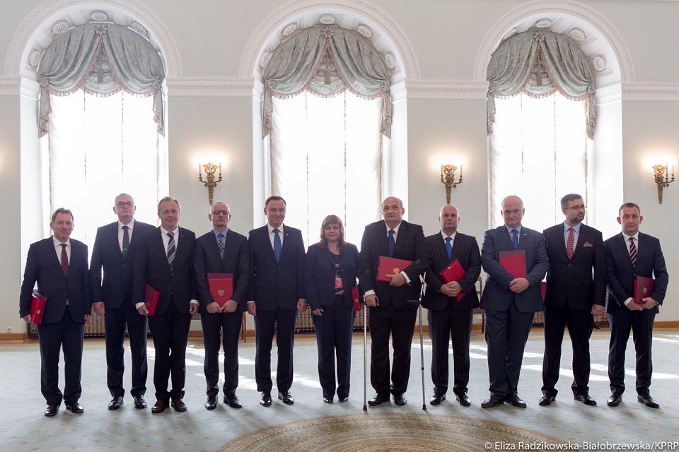 z23947655V,Prezydent-Andrzej-Duda-z-nowopowolanymi-sedziami-I