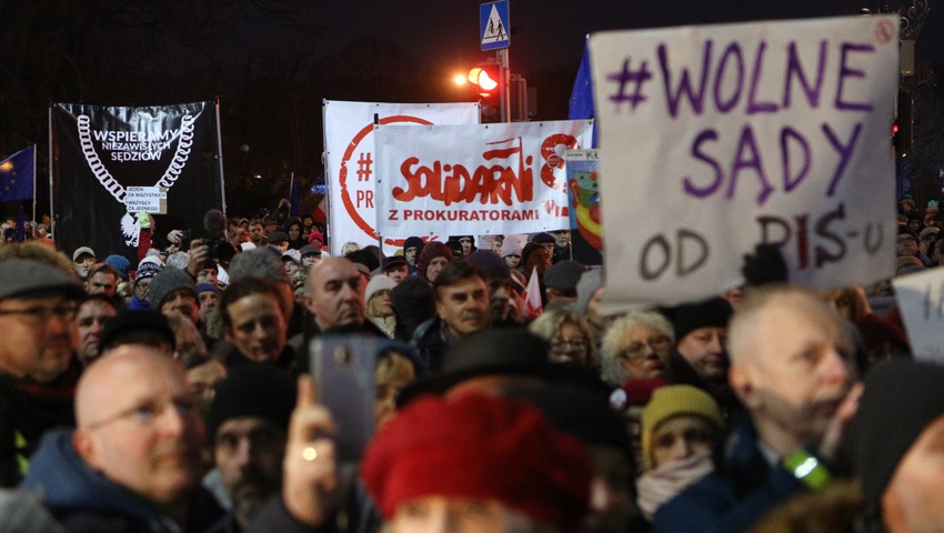 Polacy-znow-protestuja-przed-sadami
