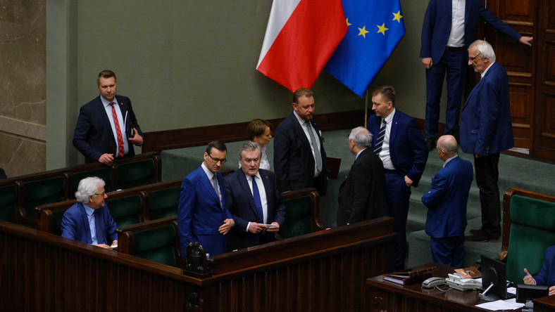 rzadowe-lawy-w-czasie-ostatniego-posiedzenia-sejmu