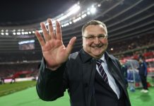 Piłkarze też wstali z kolan