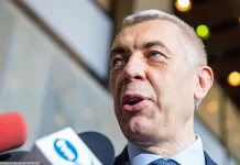 Co robi Giertych w rozbitym radiowozie?